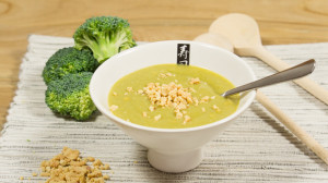 Broccolisoep met minder zout en fijngehakte pinda´s