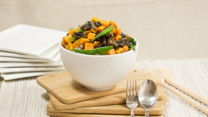 Aardappelblokjes van zoete aardappel met champignons