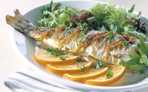 Gegrilde forel met kerrie-sinaasappelboter